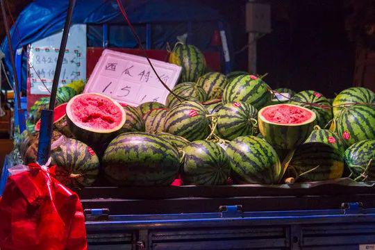 火锅店称晚上10点后一半是韩国人 中韩顾客都爱西瓜