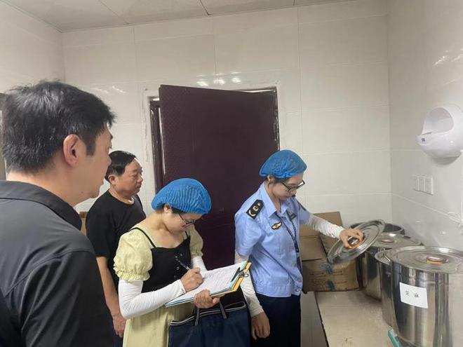 五部门：进一步加强校园食品安全工作，学校要规范复用餐饮具清洗消毒、大宗食材采购和进货查验制度落实